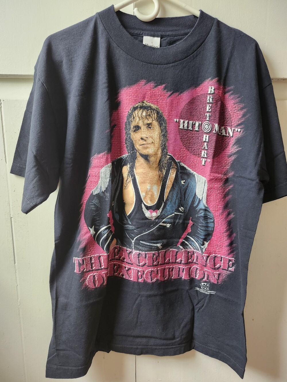 1996 Bret Hart WWF WWE Black and Pink Graphic Men’s Tee - Bret Hart Tribute L